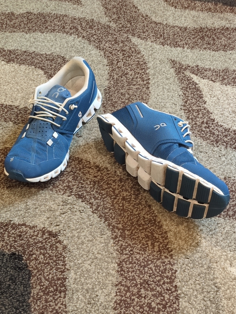 💙👟⚡️ On Cloud - Used- Women's Blue & White Sneakers size 9 💙👟⚡️ NICE!!!!